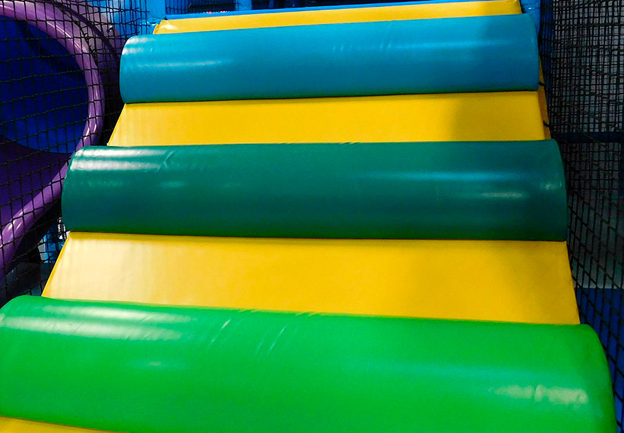 Fabricación de rampa – escalera para parque de bolas infantiles