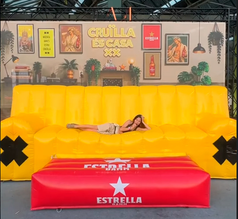 Sofá hinchable gigante personalizado para el Festival CRUÏLLA